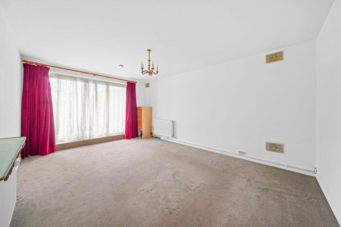 2 Bedroom Flat For Sale In Holden Road, London, N12