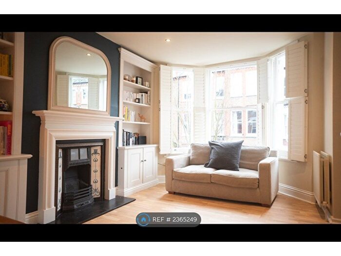 2 Bedroom Flat To Rent In Clapham, London, SW4
