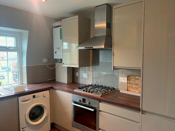 2 Bedroom Flat To Rent In Belmont Close, Cockfosters, EN4