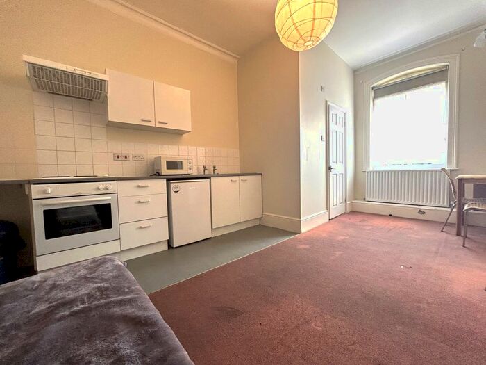 Studio To Rent In White Hart Lane, London, N17