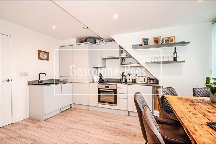 2 Bedroom Flat To Rent In - High Street, Leatherhead, KT22