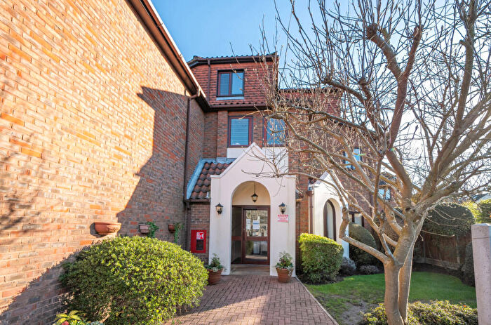 1 Bedroom Apartment For Sale In Chingford Lane, Woodford Green, IG8