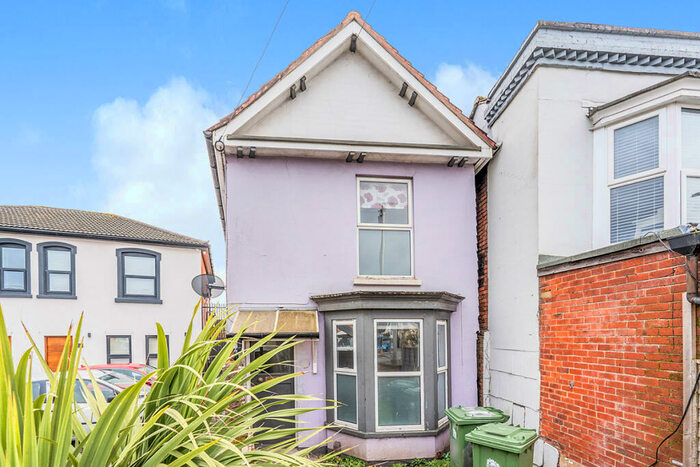 3 Bedroom Detached House To Rent In Shirley Road, Southampton, Hampshire, SO15