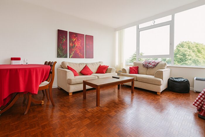 2 Bedroom Flat For Sale In Keswick Road, London, SW15