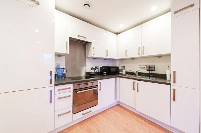 1 Bedroom Flat For Sale In Molineaux Court, Pontes Avenue, Hounslow, TW3