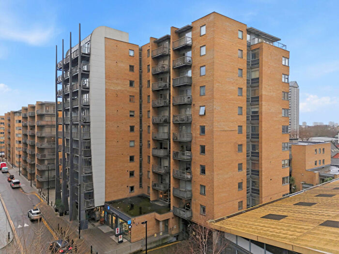 2 Bedroom Flat For Sale In Gainsborough House, Canary Wharf, E14