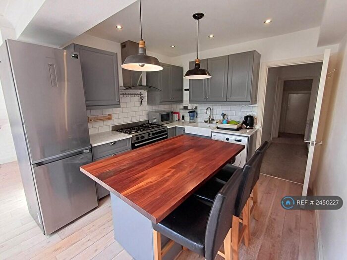 3 Bedroom Flat To Rent In Brent, London, NW10