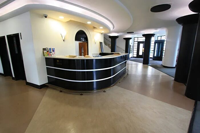 2 Bedroom Flat For Sale In Balham High Road, London, SW17