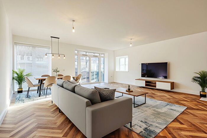 2 Bedroom Flat For Sale In Chalkwell Avenue, Westcliff-On-Sea, SS0