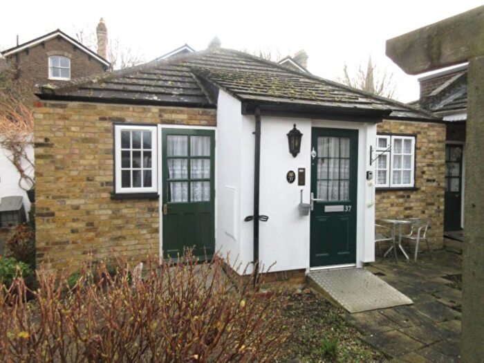 1 Bedroom Bungalow For Sale In Cambridge Court, Cambridge Road, SS1