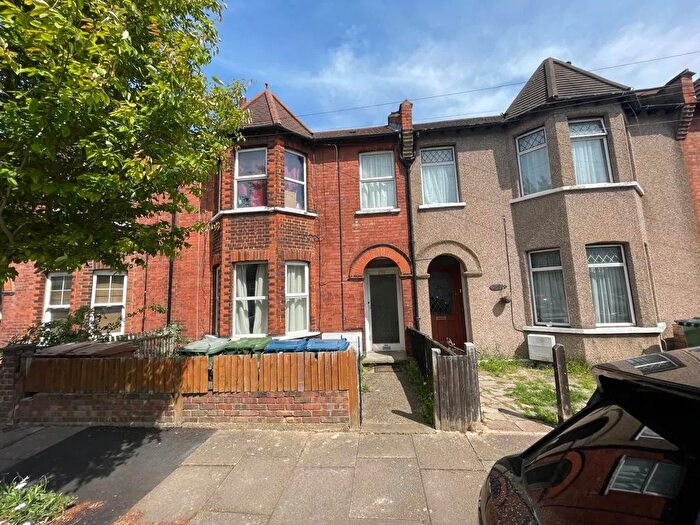 2 Bedroom Flat To Rent In Rosslyn Crescent, Harrow, HA1