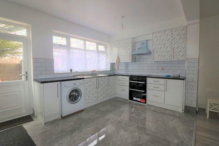 3 Bedroom Terraced House To Rent In Thornton Road, Ilford, Essex, IG1