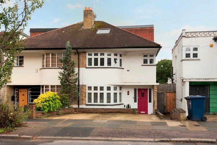 4 Bedroom Semi-Detached House To Rent In Whitehouse Way, London, N14