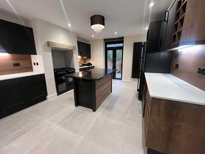 3 Bedroom Town House To Rent In Moor End Road, Huddersfield, HD4