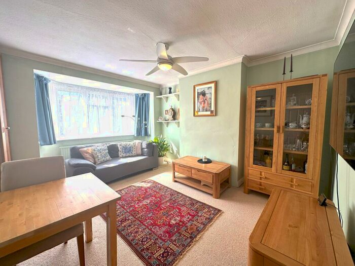 2 Bedroom Apartment To Rent In Grove Crescent, KT1