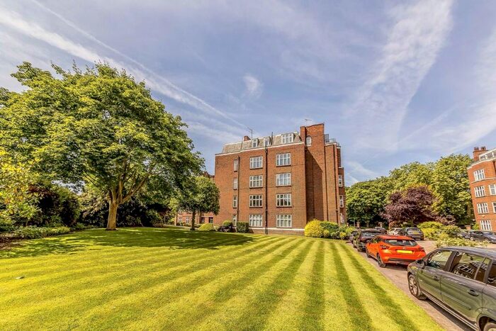 4 Bedroom Flat To Rent In Putney Hill, London, SW15