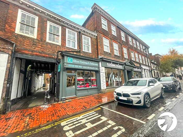 2 Bedroom Flat To Rent In High Street, Sittingbourne, Kent, ME10