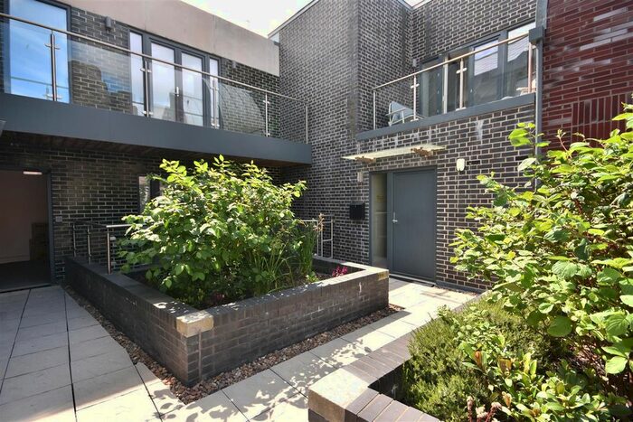 2 Bedroom Maisonette To Rent In Castle Lane, Swansea SA1