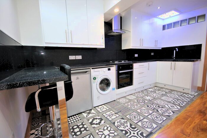 1 Bedroom Flat To Rent In Cambridge Heath Road, Bethnal Green, E2