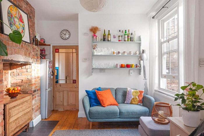 2 Bedroom Flat For Sale In Kenbury Street, London, SE5