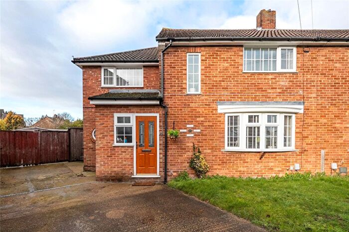 3 Bedroom Semi Detached House For Sale In The Retreat, Dunstable, Bedfordshire, LU5