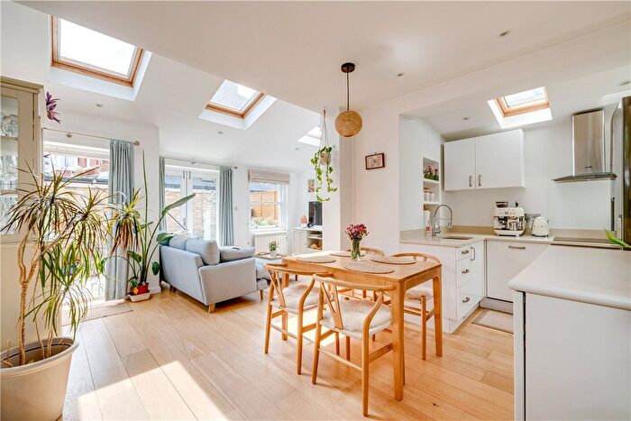 1 Bedroom Flat For Sale In Alverstone Avenue, London, SW19