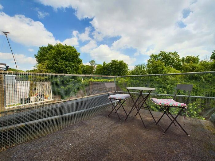 1 Bedroom Apartment To Rent In Millers Road, Tf, BN1