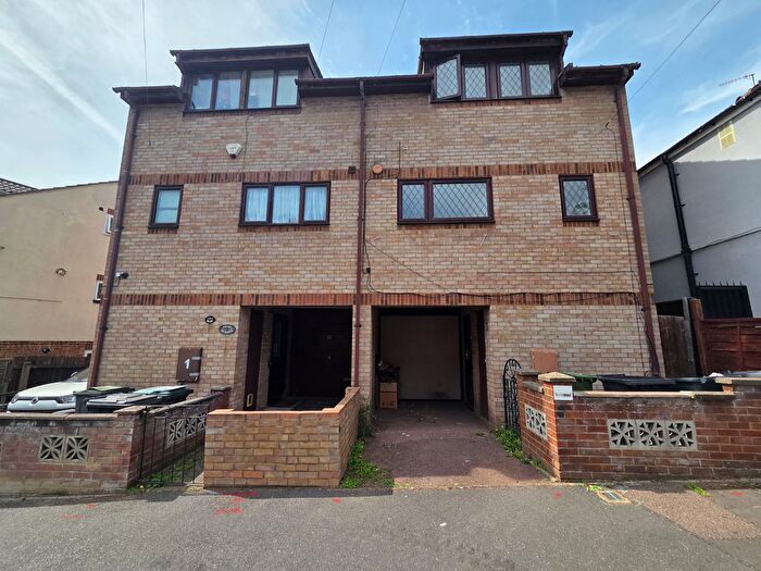 4 Bedroom Town House To Rent In Talbot Road, Luton, LU2