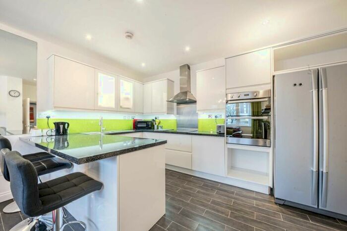 4 Bedroom Flat To Rent In Hessel Street, Hessel Street, E1