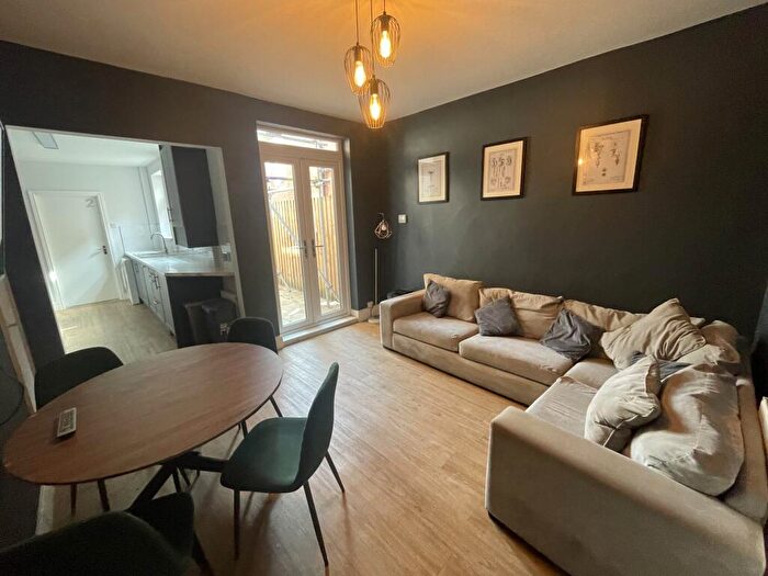 6 Bedroom Terraced House To Rent In Modern Bed, Bath Student House // Jul, LN5