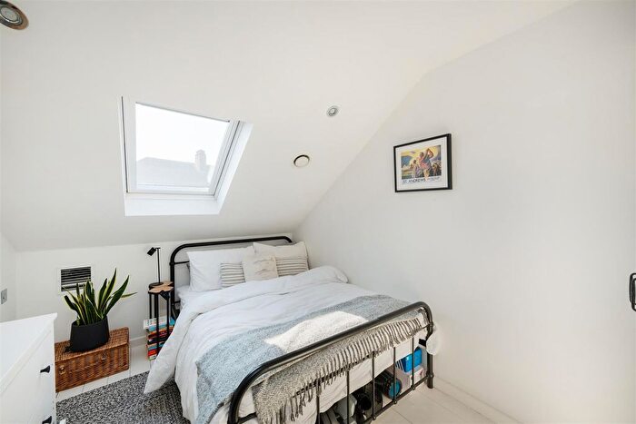 2 Bedroom Flat For Sale In Fulham Palace Road, London, SW6