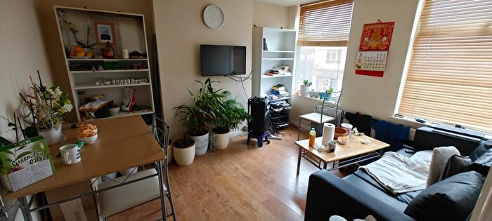2 Bedroom Flat For Sale In Chase Side, Southgate, N14