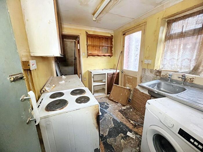3 Bedroom Terraced House For Sale In Chamberlain Road, Chatham, Kent, ME4