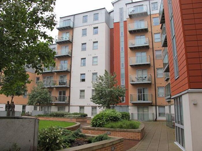 1 Bedroom Flat For Sale In Queen Mary Avenue, London, E18