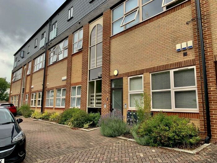 1 Bedroom Flat To Rent In Soothouse Spring, St. Albans, Hertfordshire, AL3