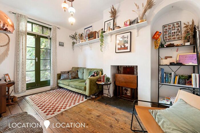 2 Bedroom Flat To Rent In Gibson Gardens, London, N16