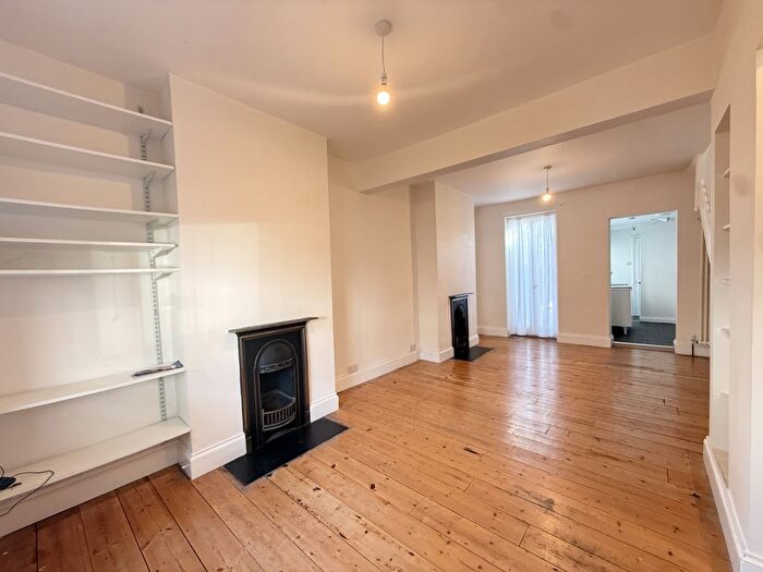 2 Bedroom Maisonette To Rent In Felix Road, West Ealing, W13