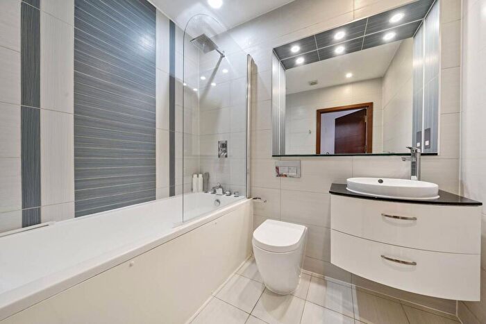 2 Bedroom Flat For Sale In Newgate, East Croydon, Croydon, CR0