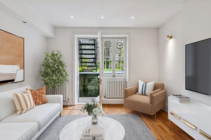 2 Bedroom Flat For Sale In Holland Park Avenue, Holland Park, W11