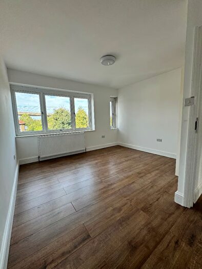 1 Bedroom Flat To Rent In Rose Avenue, London, E18
