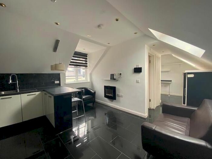 1 Bedroom Flat To Rent In The Parade, Roath, Cardiff, CF24