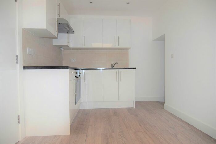 2 Bedroom Flat To Rent In Main Road, Chelmsford, Broomfield, CM1
