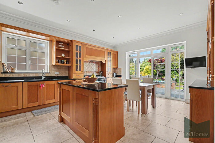 5 Bedroom Semi-Detached House To Rent In Cat Hill, Barnet, EN4