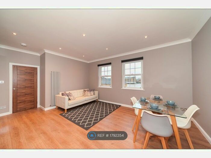 3 Bedroom Flat To Rent In Edward Square, London, SE16