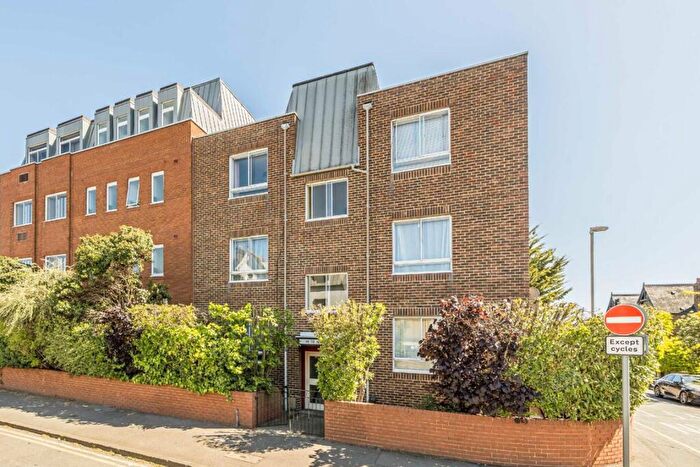 1 Bedroom Flat For Sale In Albert Road, Kingston Upon Thames, KT1