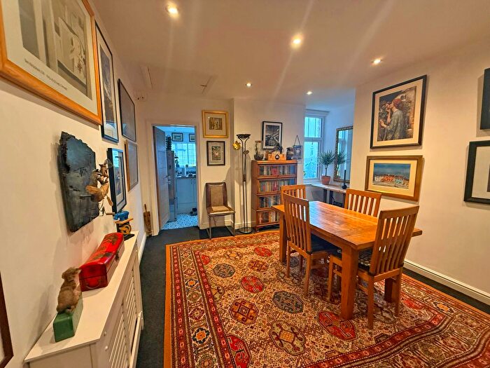 2 Bedroom Flat For Sale In Esplanade Crescent, Scarborough, YO11