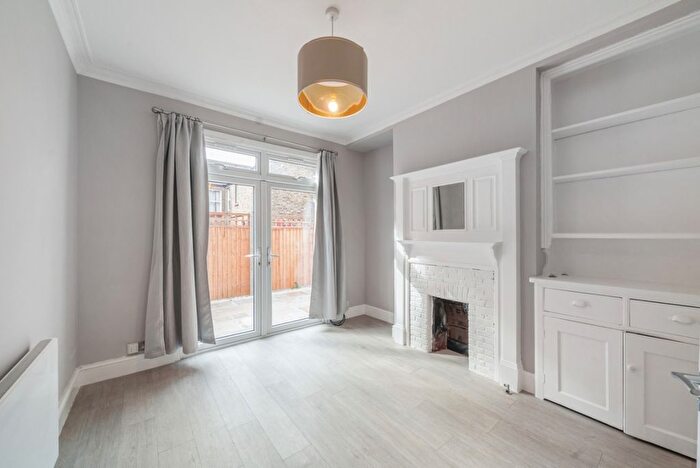3 Bedroom Flat To Rent In Ambleside Gardens, London, SW16