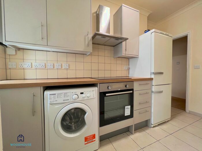 3 Bedroom Flat To Rent In Green Lanes, London, N13