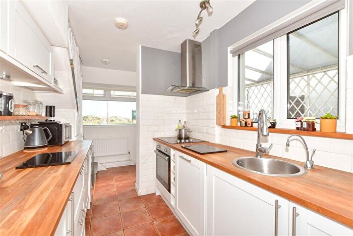 3 Bedroom Chalet For Sale In The Parade, Greatstone, Kent, TN28