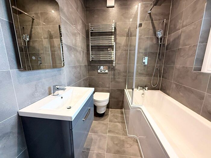 3 Bedroom Flat To Rent In Sandy Walk, Wakefield, WF1